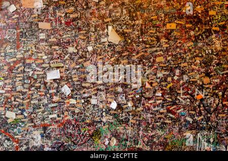 Notizen`s verschiedenen Sprachen an der Wand des Hauses von Juliet in Verona, Italien. Wand mit Anmerkungen für gute Wünsche in der Casa di Giulietta. Stockfoto